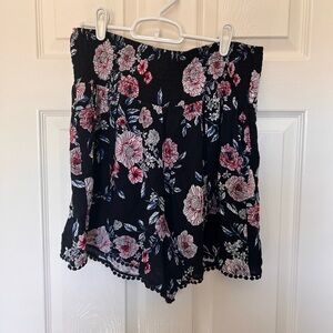 Three dots Floral Print Black Shorts, Size L